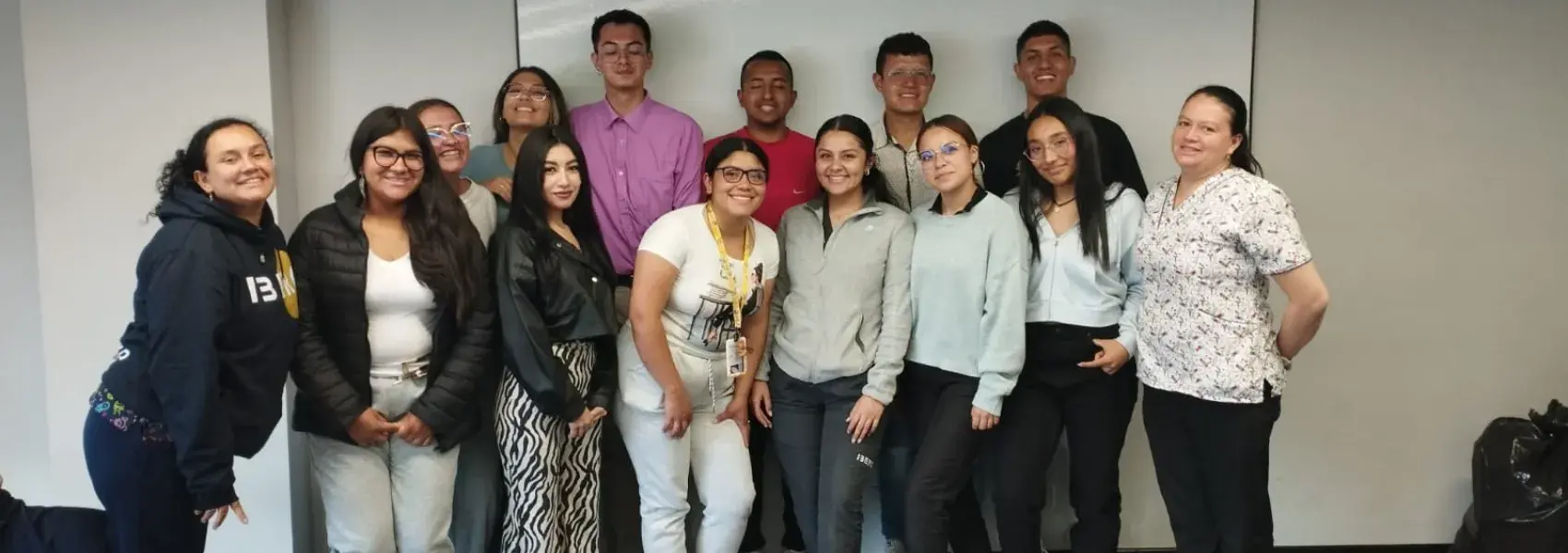 Estudiantes participando en actividades de promoción y prevención